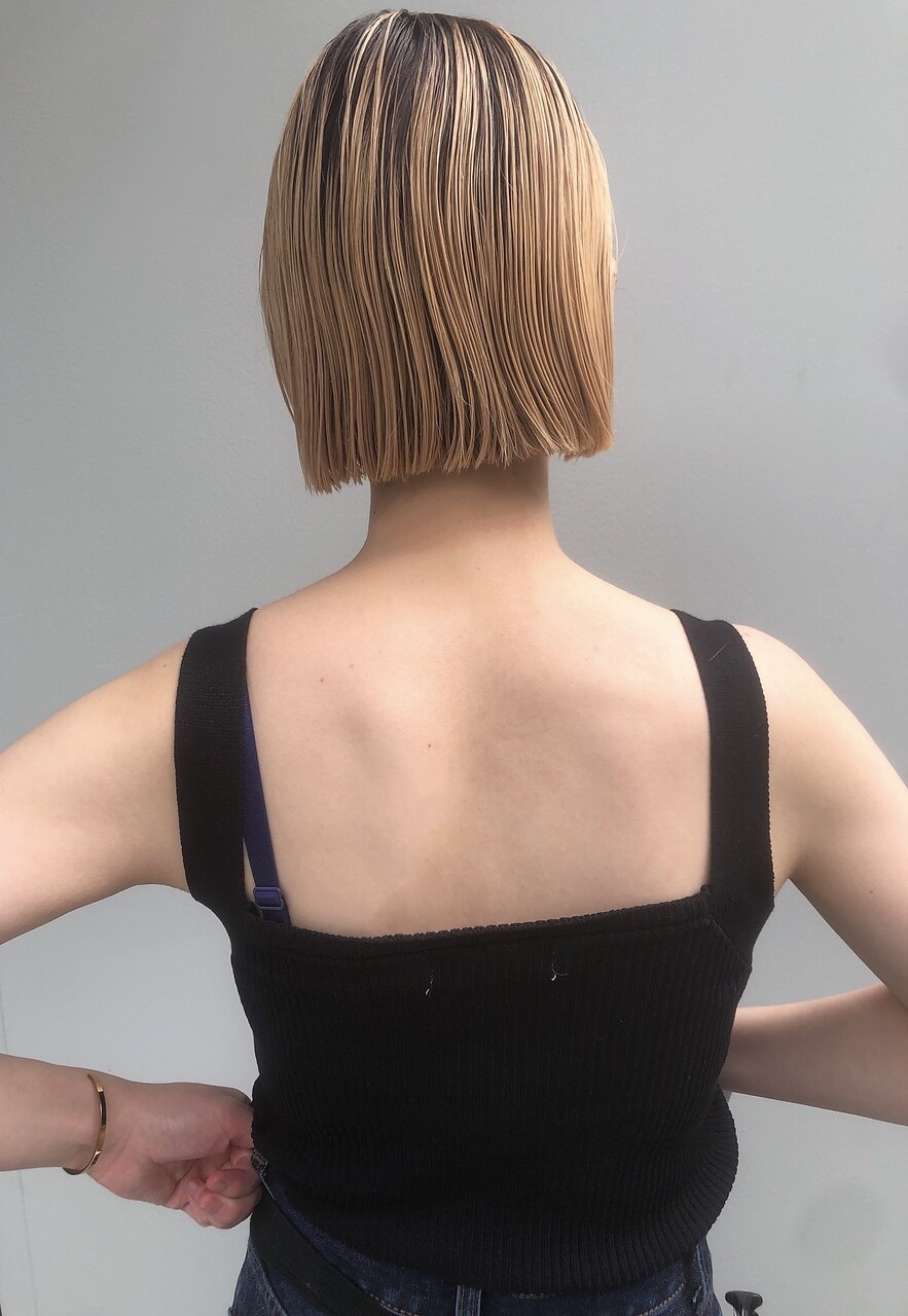 ハイトーンボブのヘアスタイル